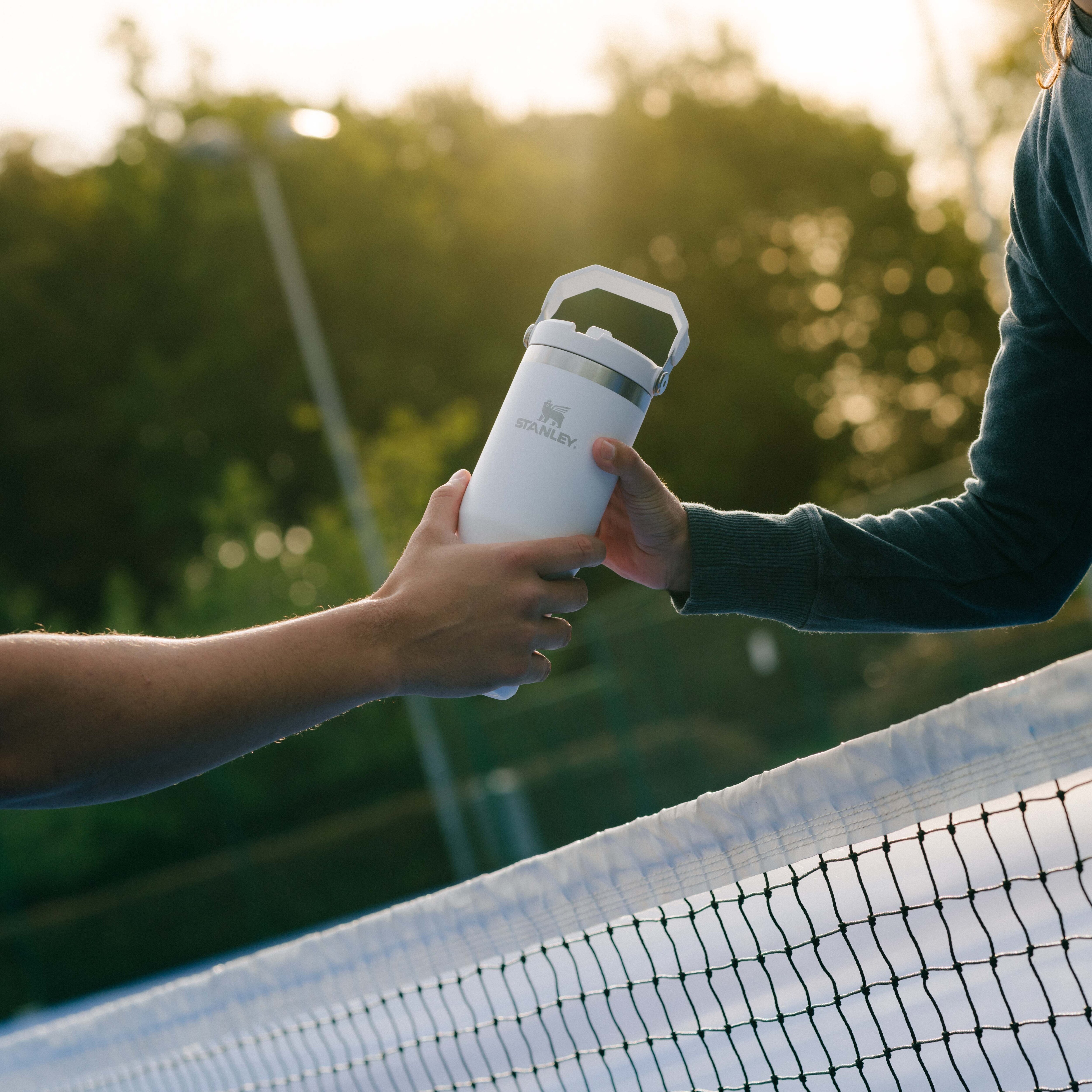 https://www.stanley.no/pub_docs/files/Stanley_IceFlow™-Flip-Straw-Tumbler-30oz_Lifestyle_Frost_4.jpg