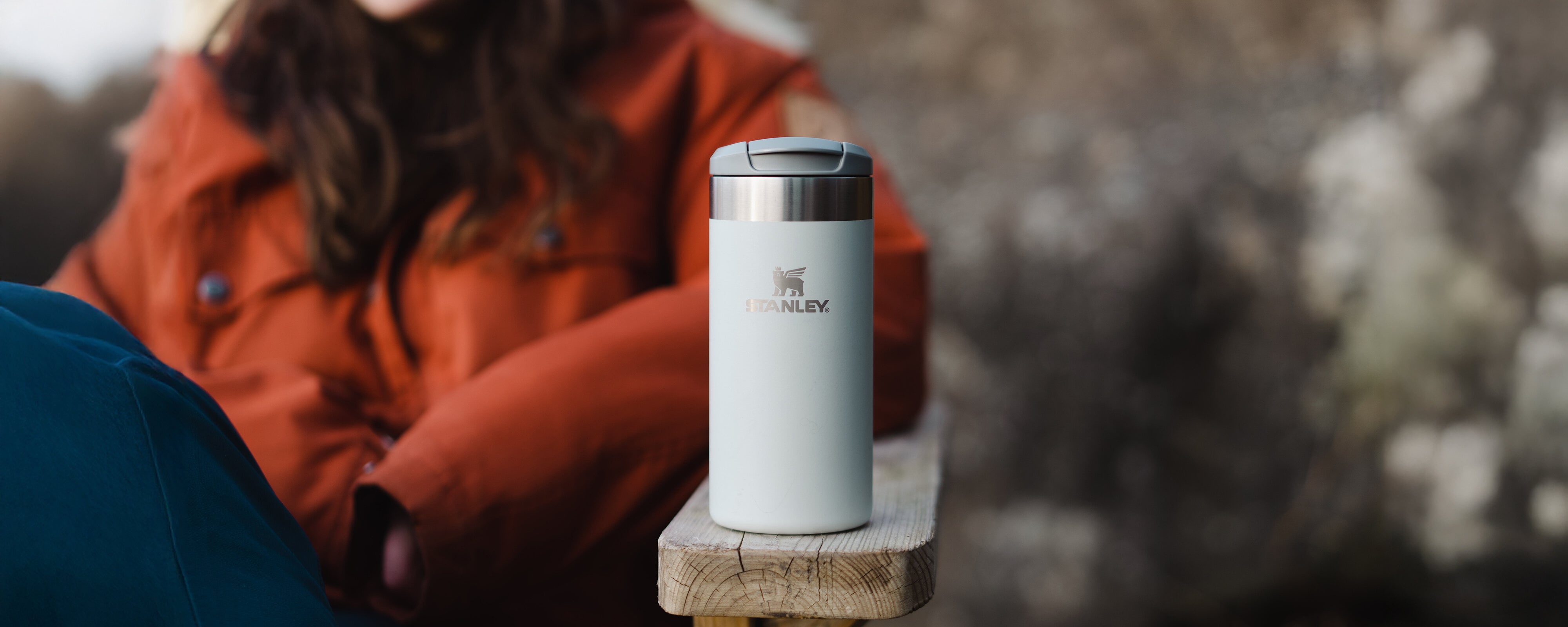 https://www.stanley.no/pub_docs/files/Stanley_The-AeroLight™-Transit-Mug-.35L--12oz_Fog-Metallic_Lifestyle_3.jpg